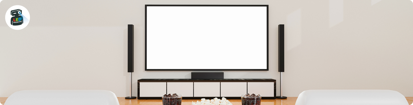 Проекционный экран с аудиосистемой для проектора в комнате